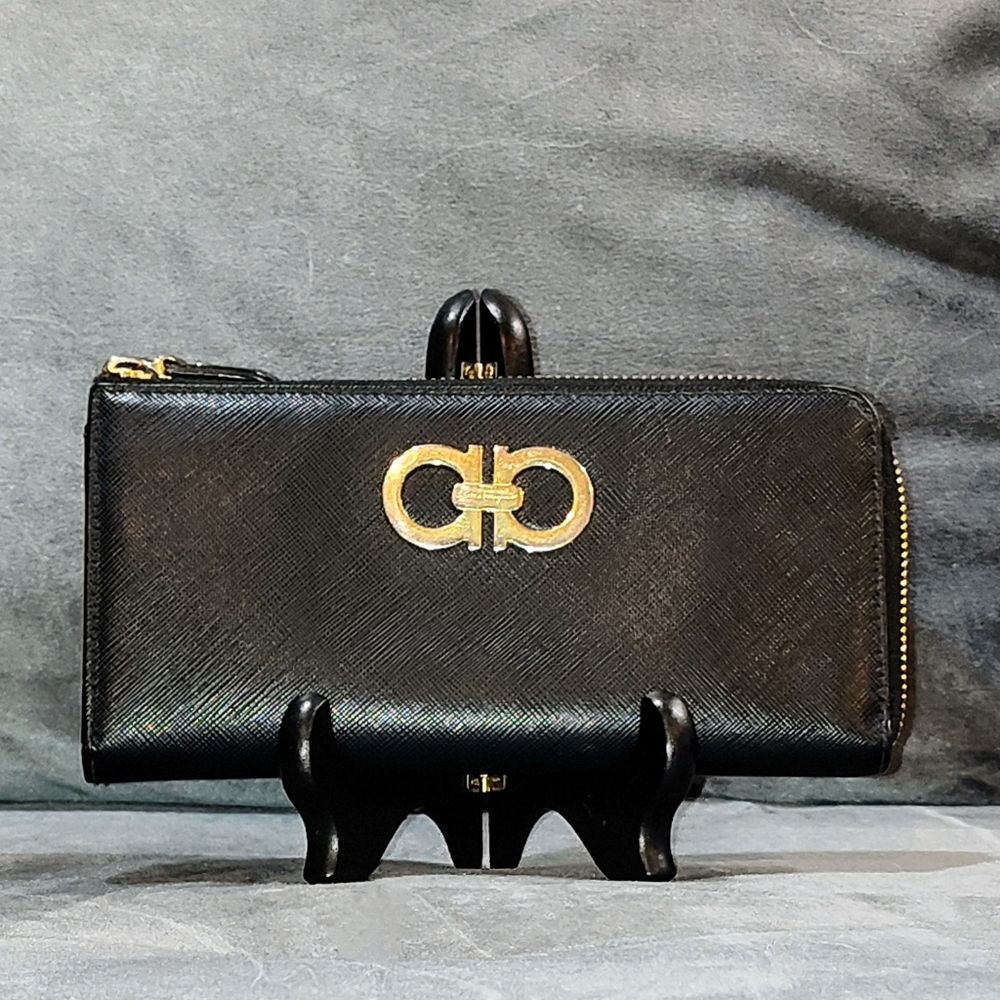 SALVATORE FERRAGAMO GANCIO BLACK SAFFIANO LEATHER ZIP AROUND LONG WALLET EUC
